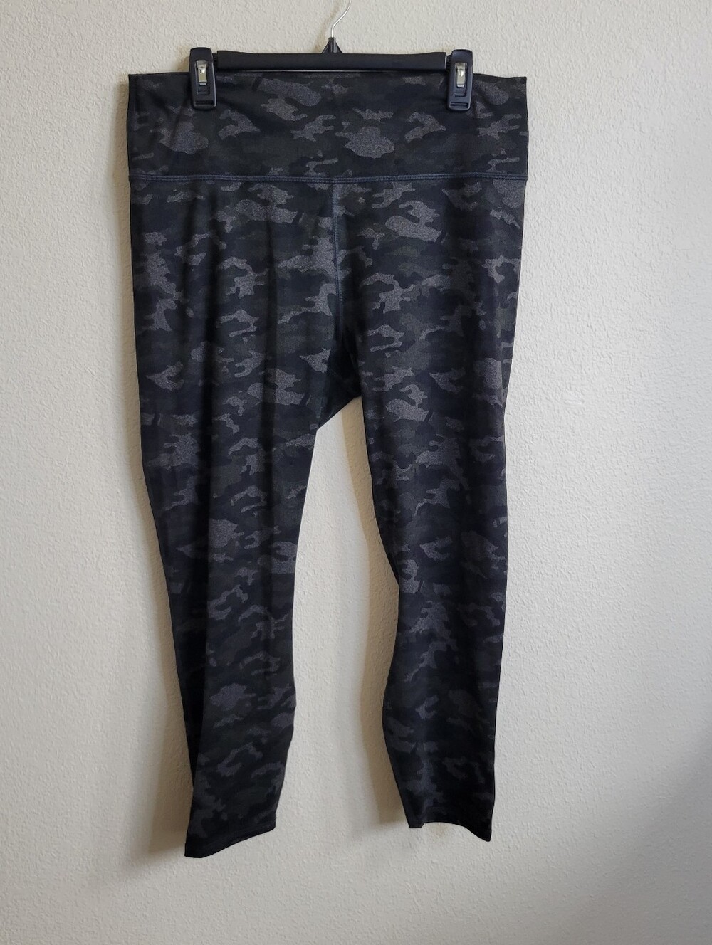Fabletics Pants Womens XXL Black Gray Camo Mila Pocket Capri Powerhold Leggings.
